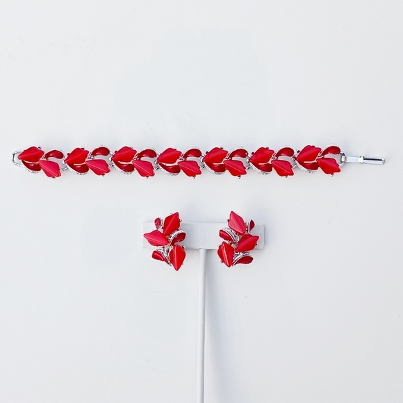 Vintage Red Moonglow Lucite Plastic Earring Bracelet Set Silvertone Clip-on - Picture 6 of 11